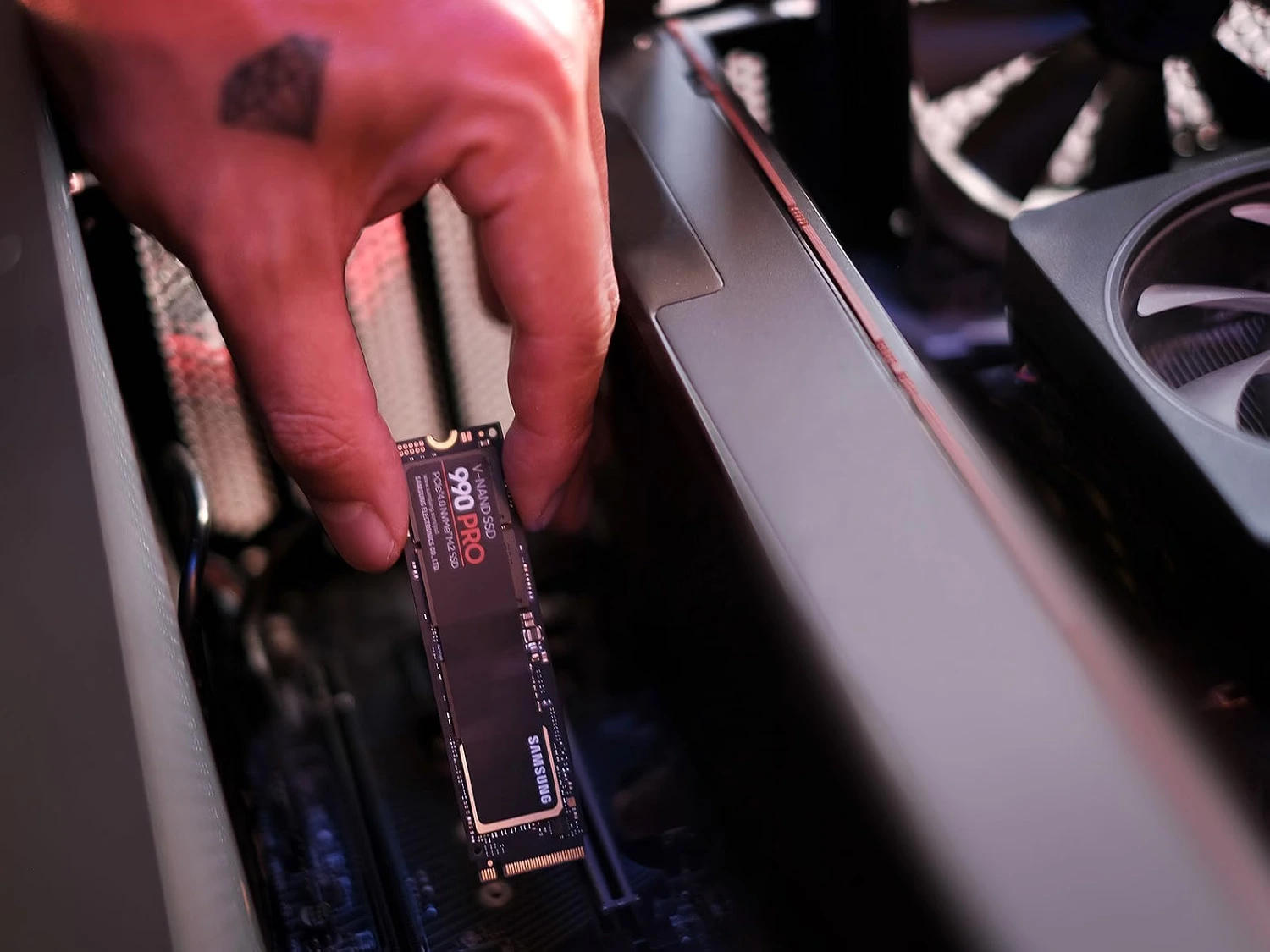 Samsung 990 PRO 2TB M.2 SSD installation in gaming PC